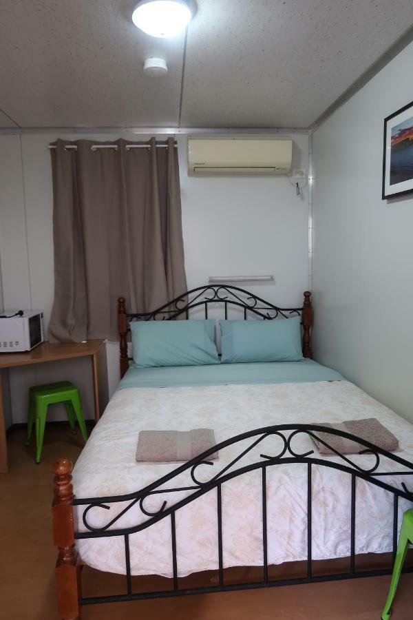Mud Crab Motel Derby Bagian luar foto